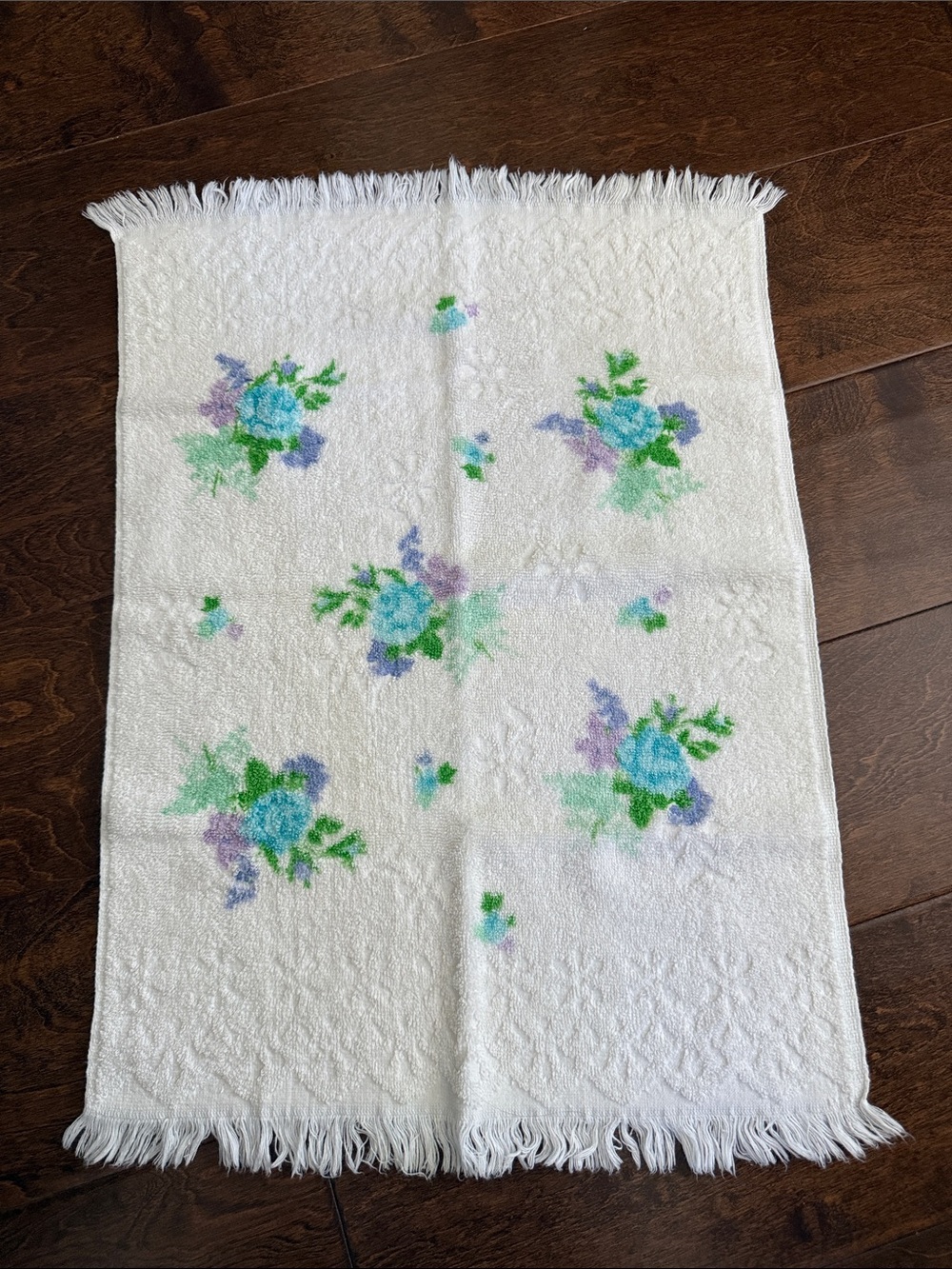 Vintage Fieldcrest White Floral Fringe Boho Hippie Garden Cottage Hand Towel